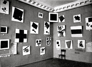 Photographie de l’espace Malévitch de la dernière exposition fututriste : 0.10 qui a eu lieu en 1915 à Petrograd.