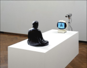 Nam June Paik, TV Buddha, 1974, techniques mixtes, 55 x 115 x 36 cm, Amsterdam, Stedelijk Museum. http://stedelijk.nl/en/artwork/1545-tv-buddha.